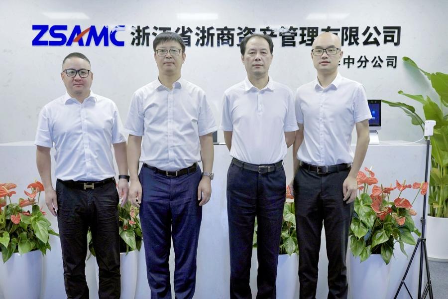 16615145532502589Zym.jpg 合影 (2)-官網(wǎng)內(nèi)頁.jpg